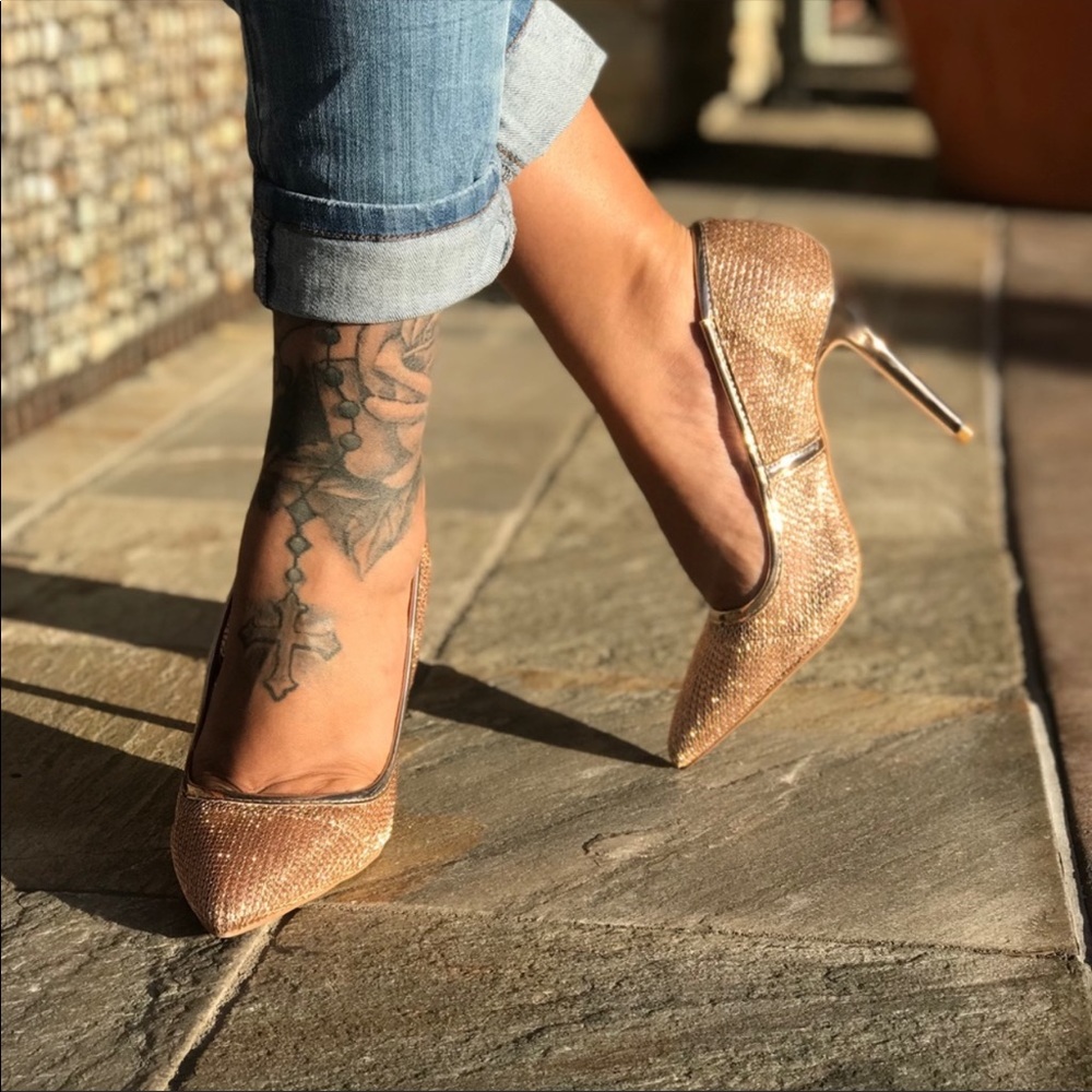 NEW - Women’s Gold Stunning 👠 Heels